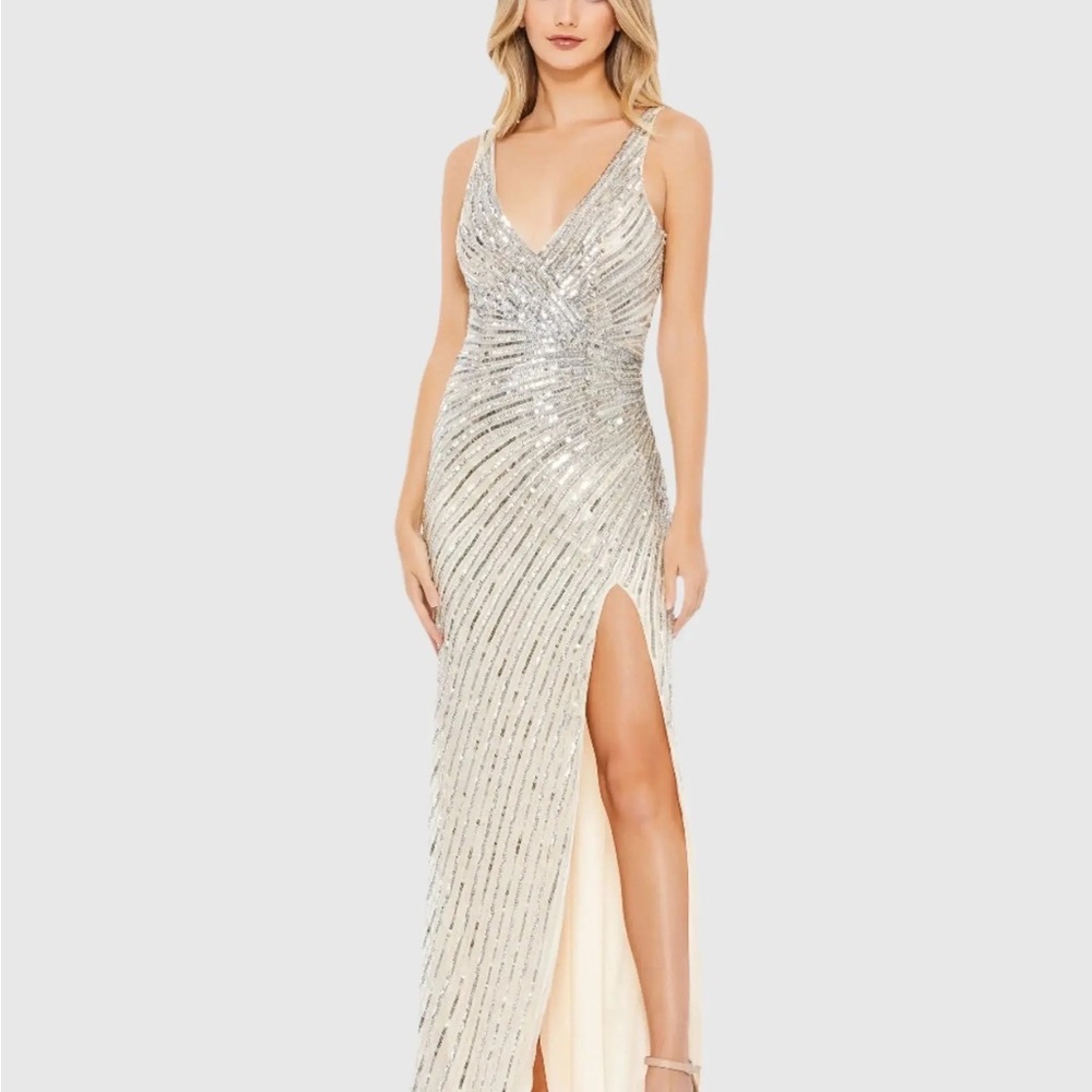 NWT- Mac Duggal Silver Sequin A line gown, sz 2